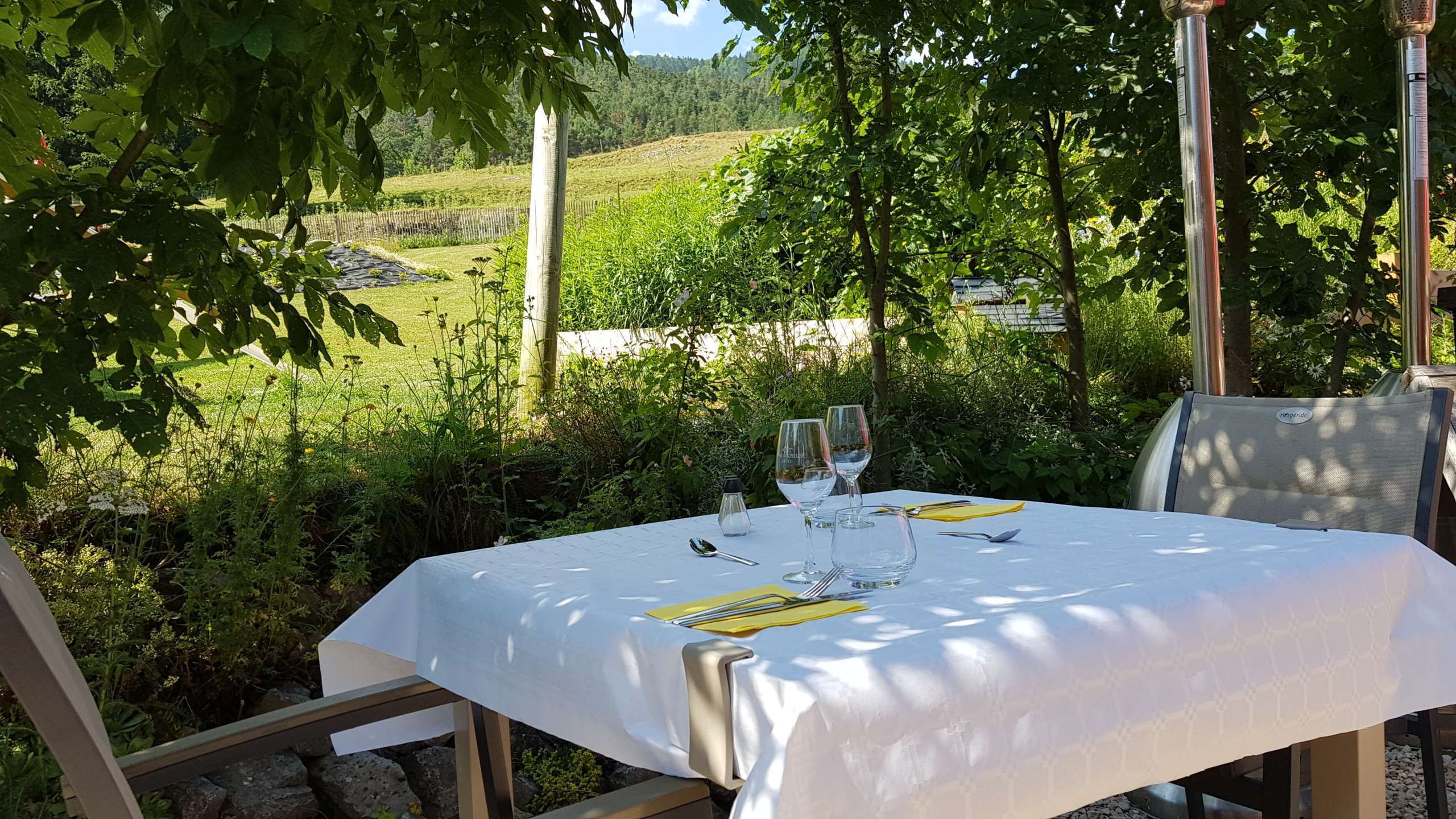 Logeren bij Vlamingen in Zuid-Frankrijk, da’s genieten van mooie uitzicht en van lekker eten. Mooi uitzicht over de vallei vanaf een mooi gedekte tafel. Dat is logeren bij Le Silence du Midi. Dat is logeren bij Vlamingen in Zuid-Frankrijk.
